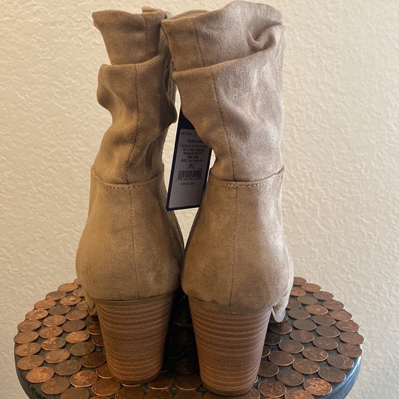 Nwt🔥🔥 heeled boots || universal thread - Picture 3 of 3